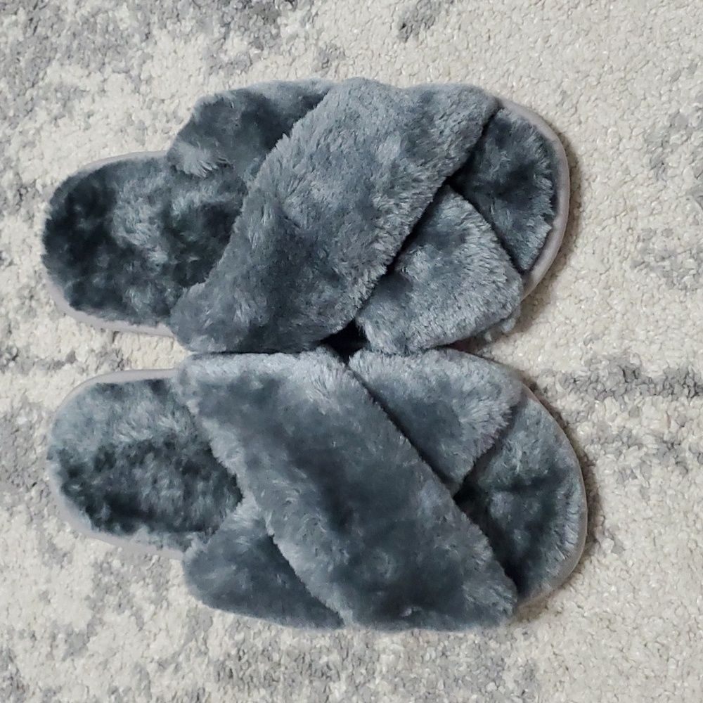 Criss-cross faux fur slippers